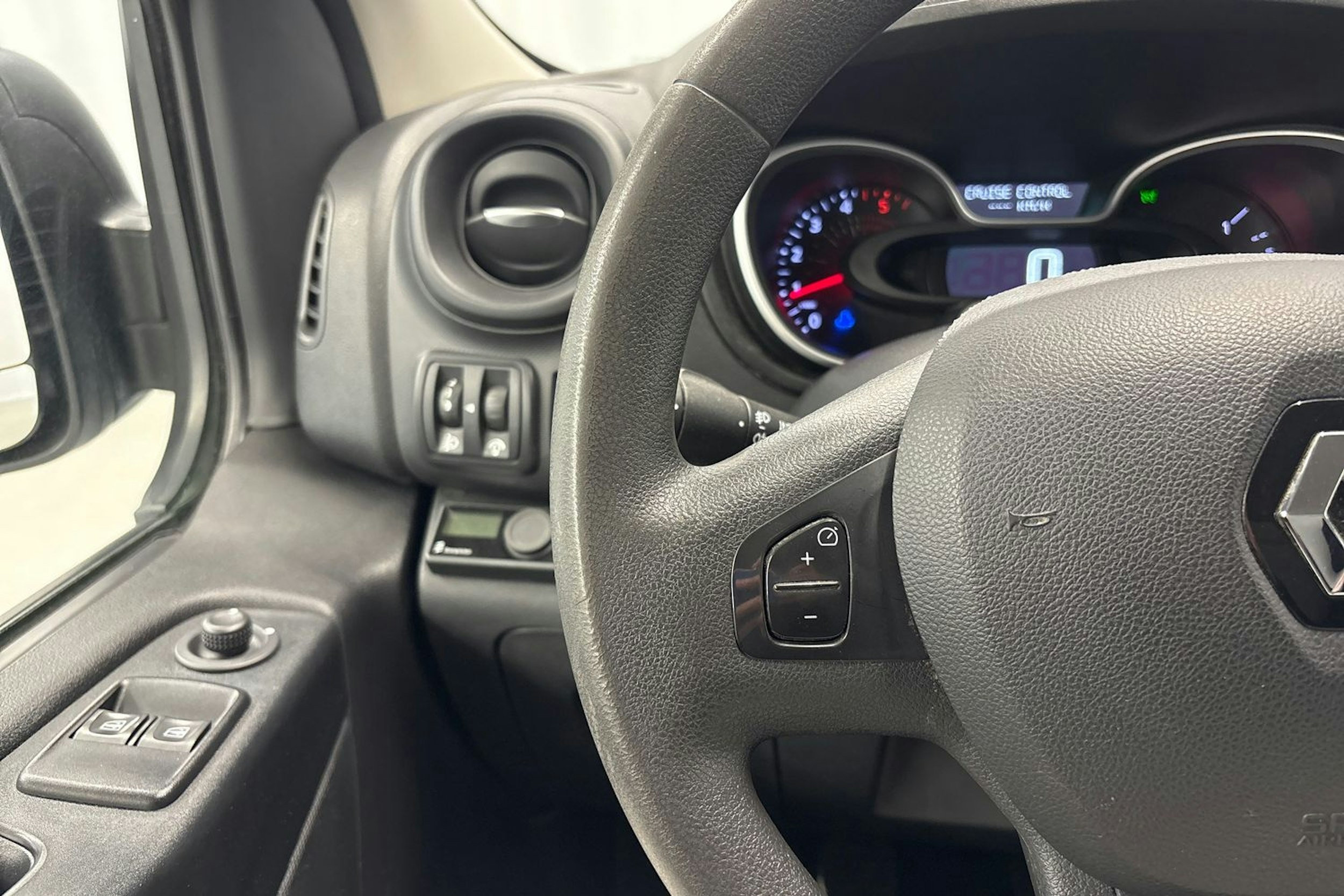 valkoinen Renault Trafic 2022 kuva 14.
