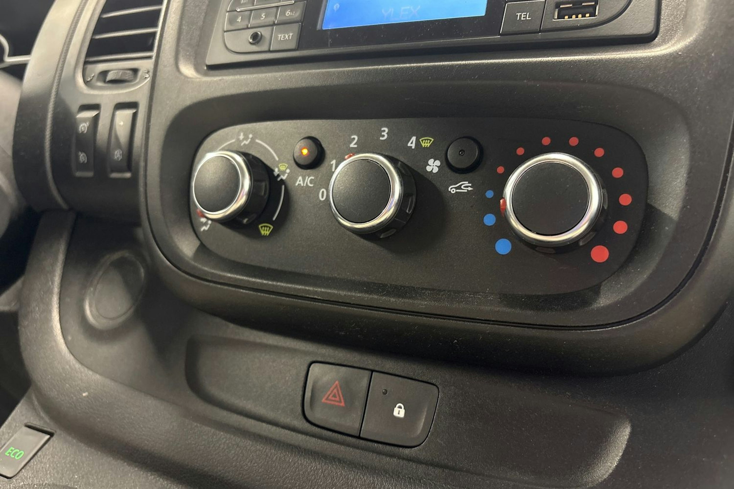 valkoinen Renault Trafic 2022 kuva 19.