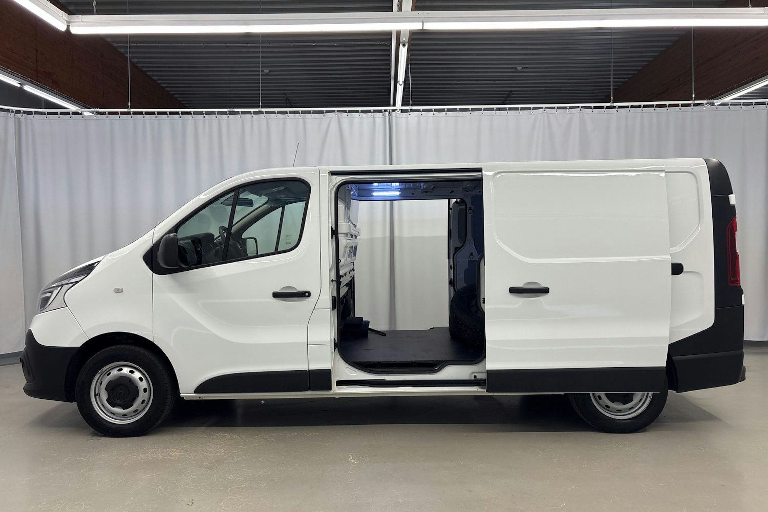 valkoinen Renault Trafic 2022 kuva 23.