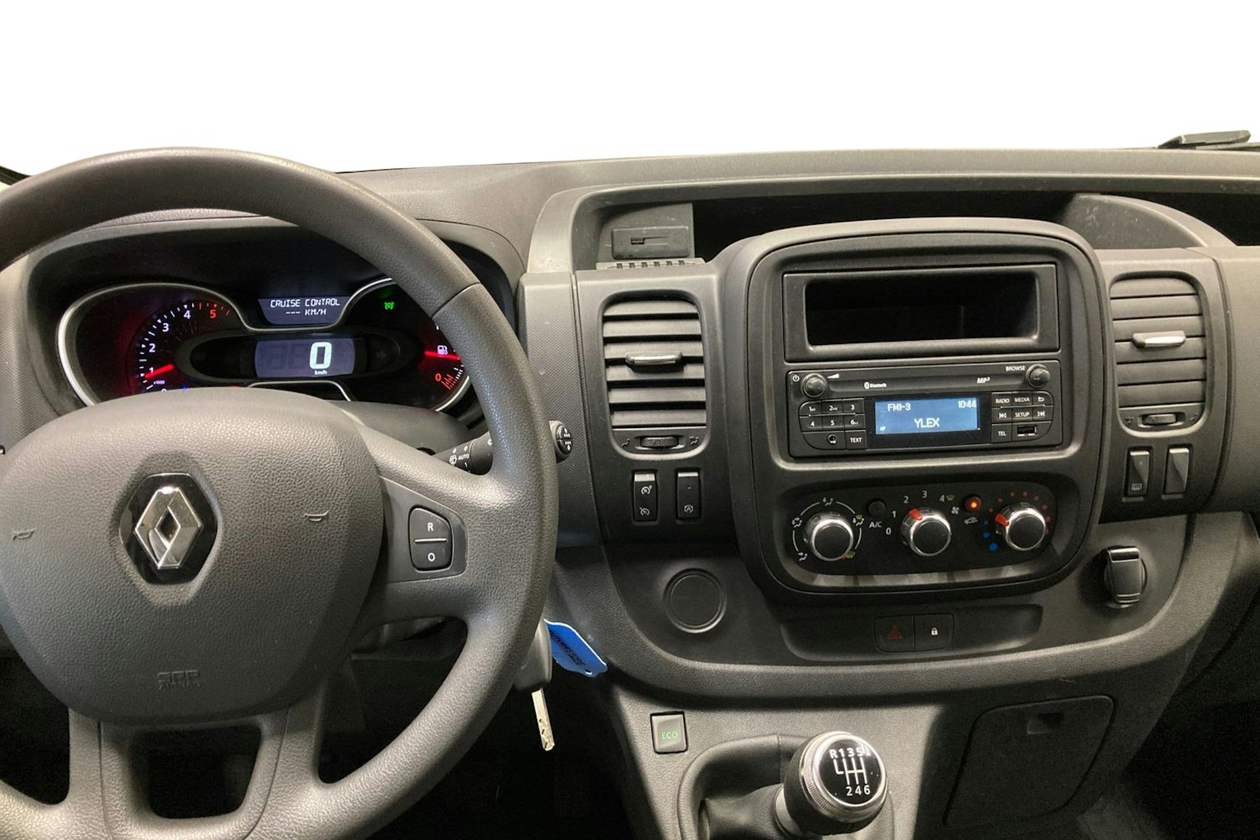 valkoinen Renault Trafic 2022 kuva 9.