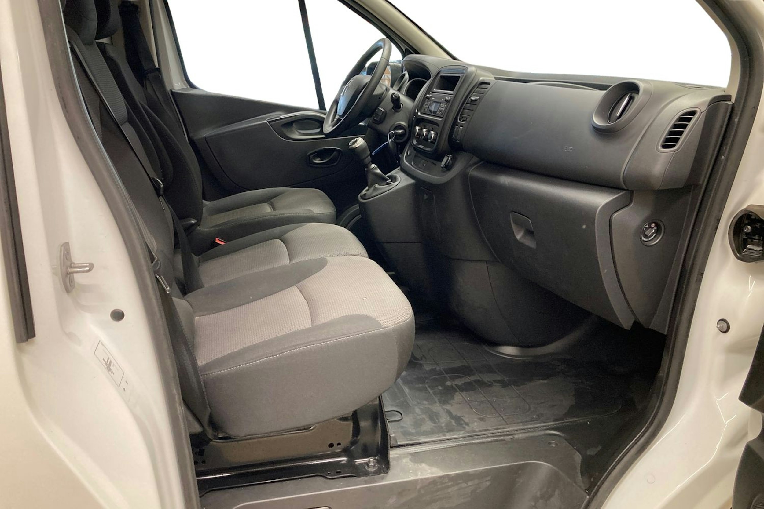 valkoinen Renault Trafic 2022 kuva 10.