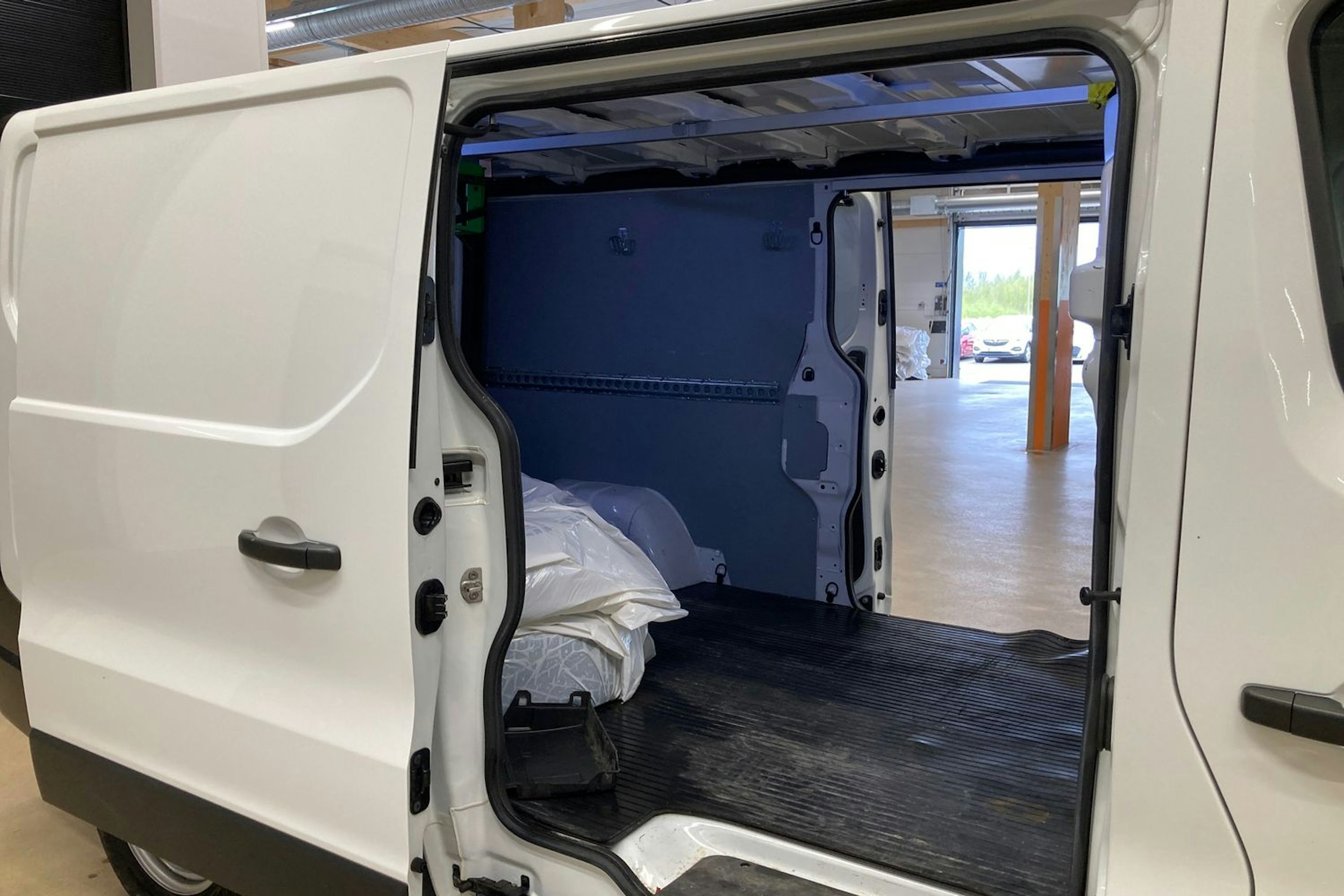 valkoinen Renault Trafic 2022 kuva 13.