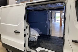 valkoinen Renault Trafic 2022 kuva 13.