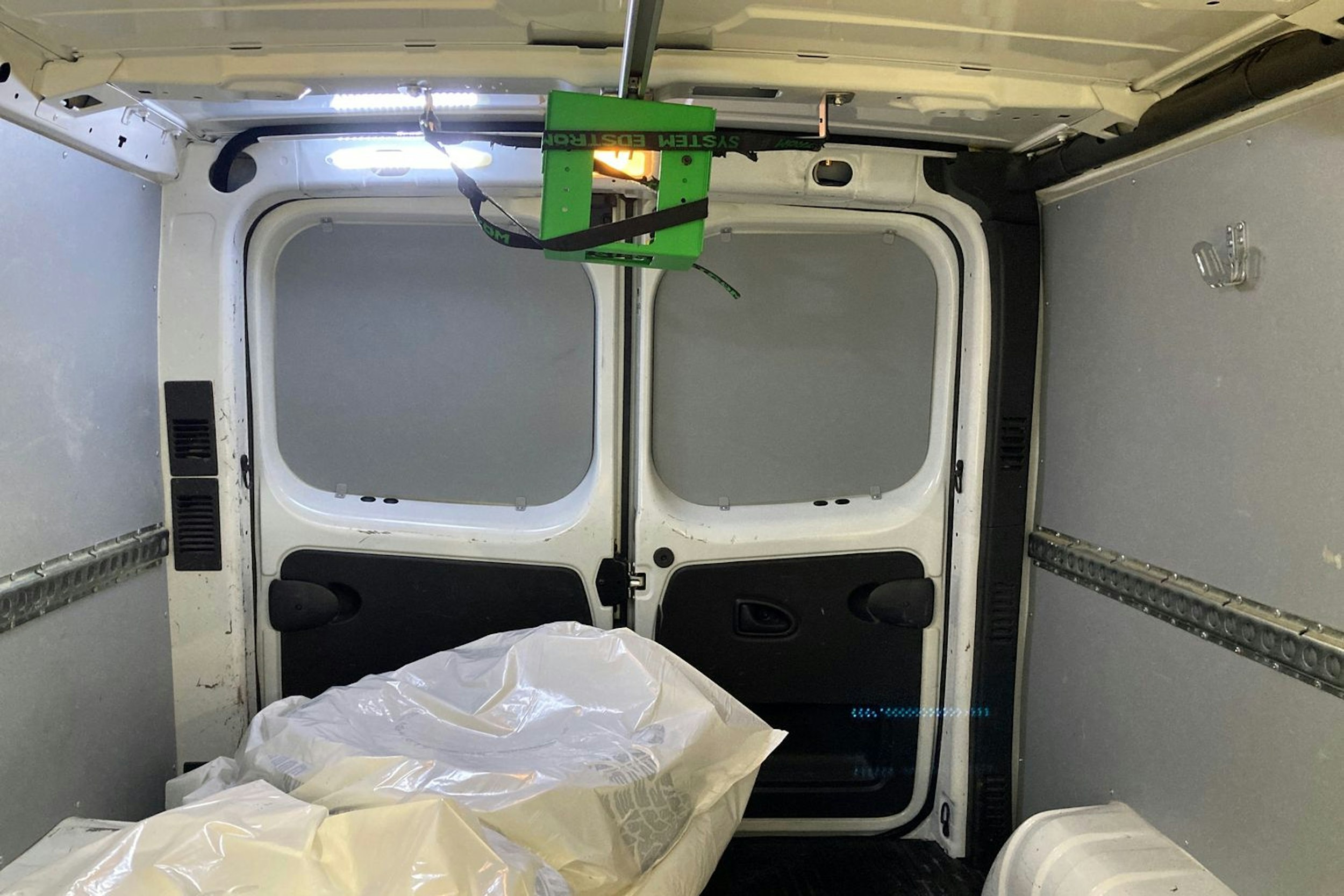 valkoinen Renault Trafic 2022 kuva 14.