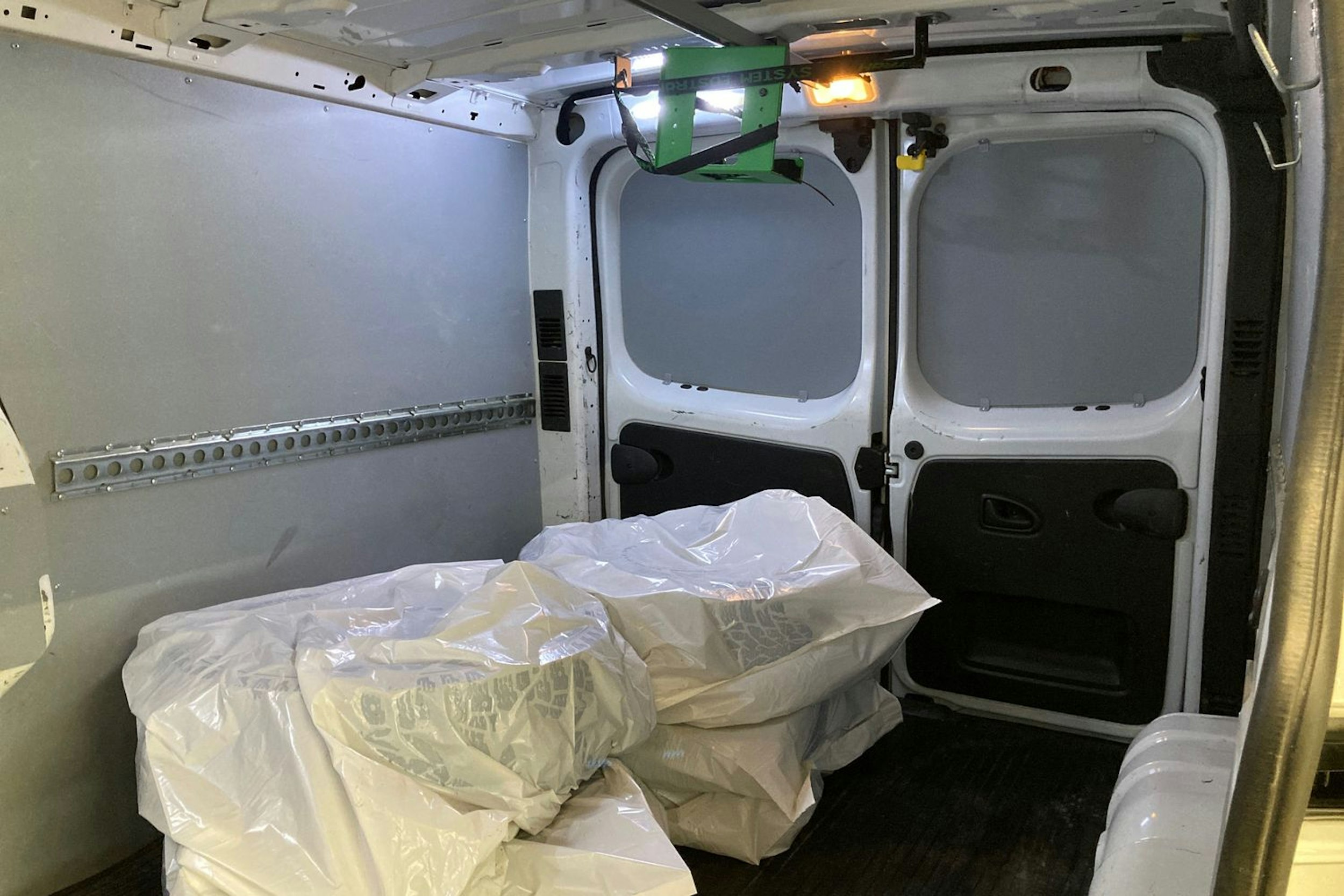 valkoinen Renault Trafic 2022 kuva 15.