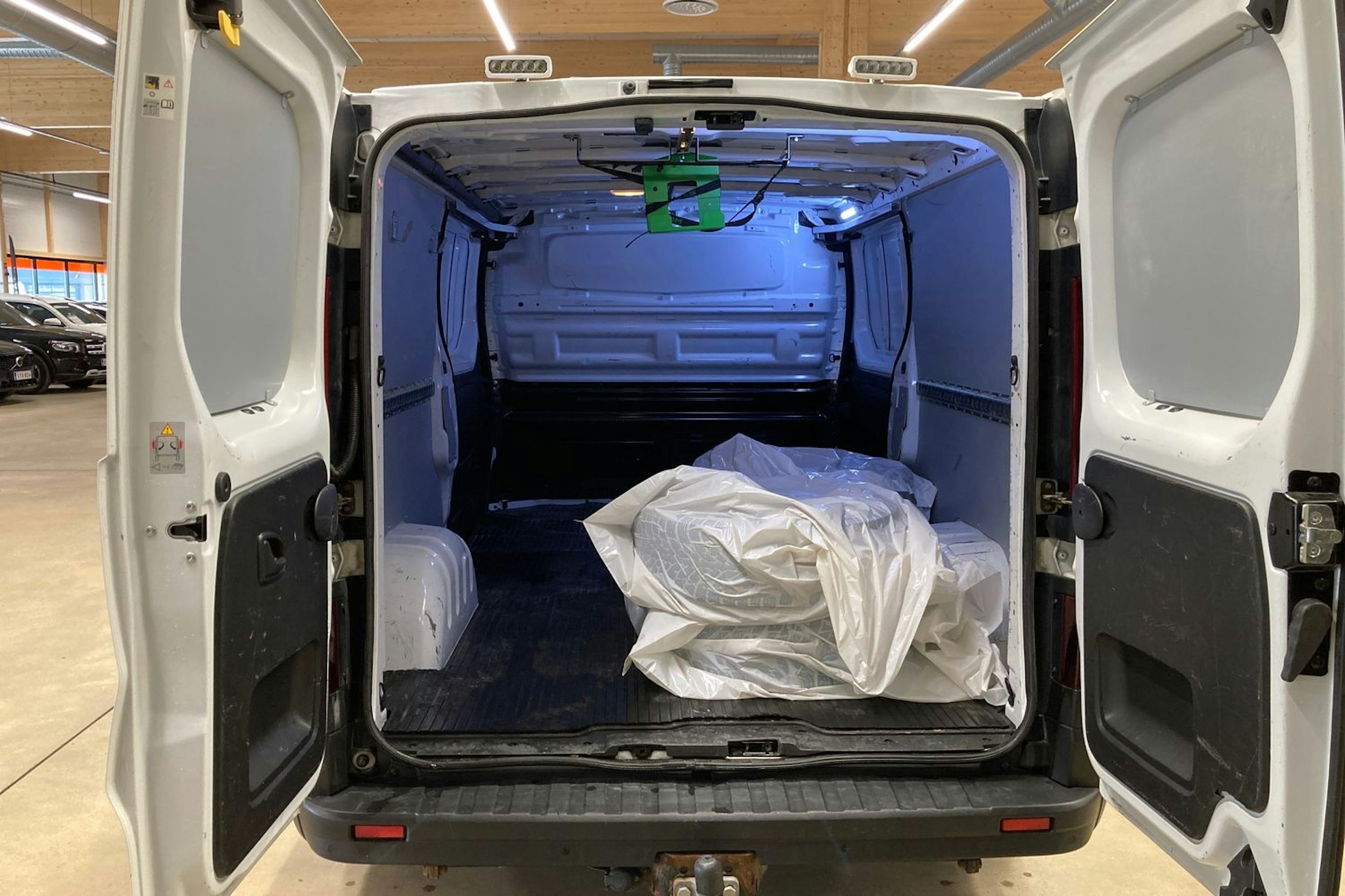 valkoinen Renault Trafic 2022 kuva 16.