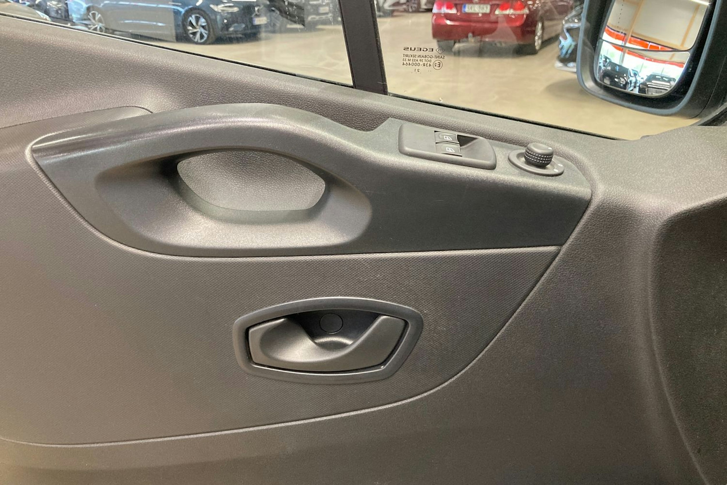 valkoinen Renault Trafic 2022 kuva 18.