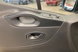 valkoinen Renault Trafic 2022 kuva 18.