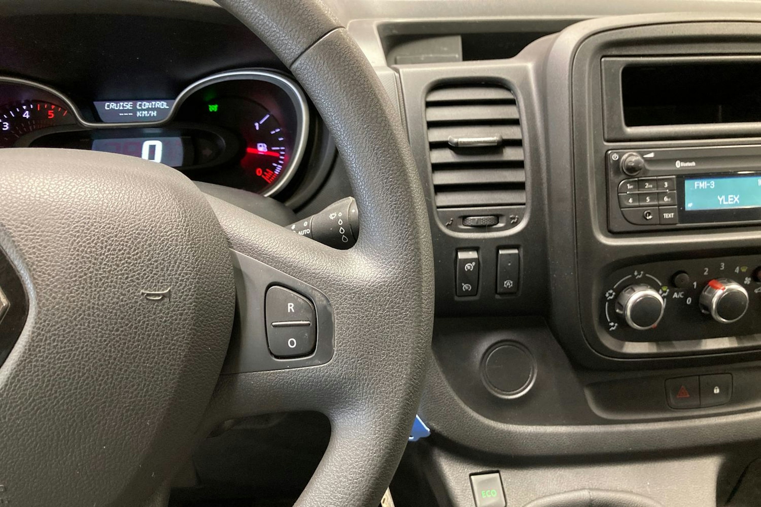 valkoinen Renault Trafic 2022 kuva 21.