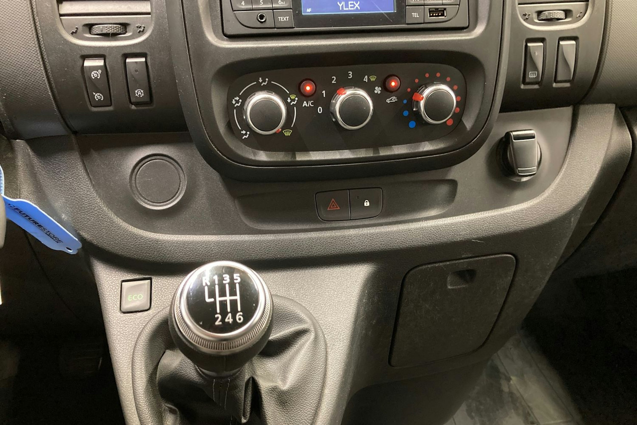 valkoinen Renault Trafic 2022 kuva 22.