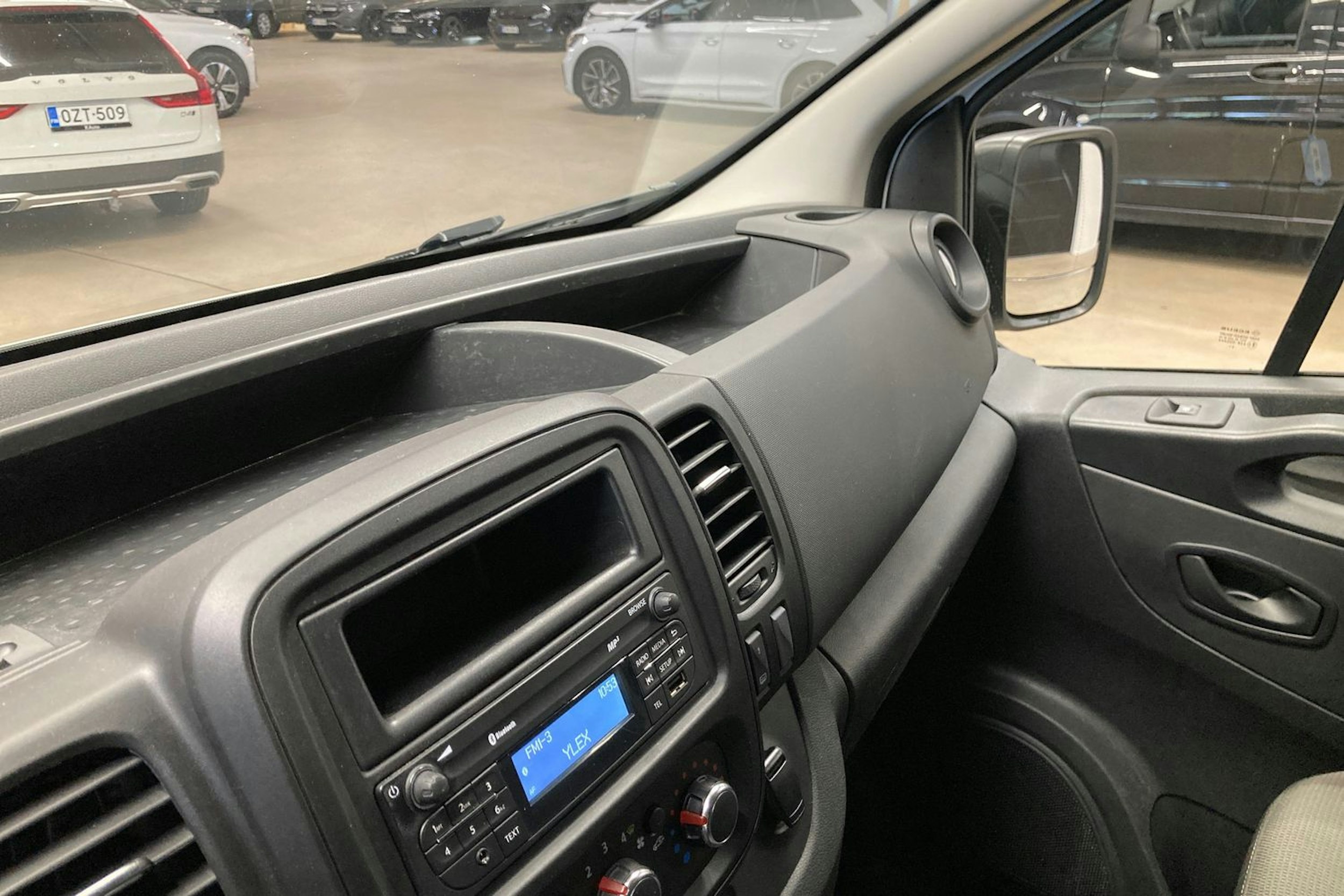 valkoinen Renault Trafic 2022 kuva 25.