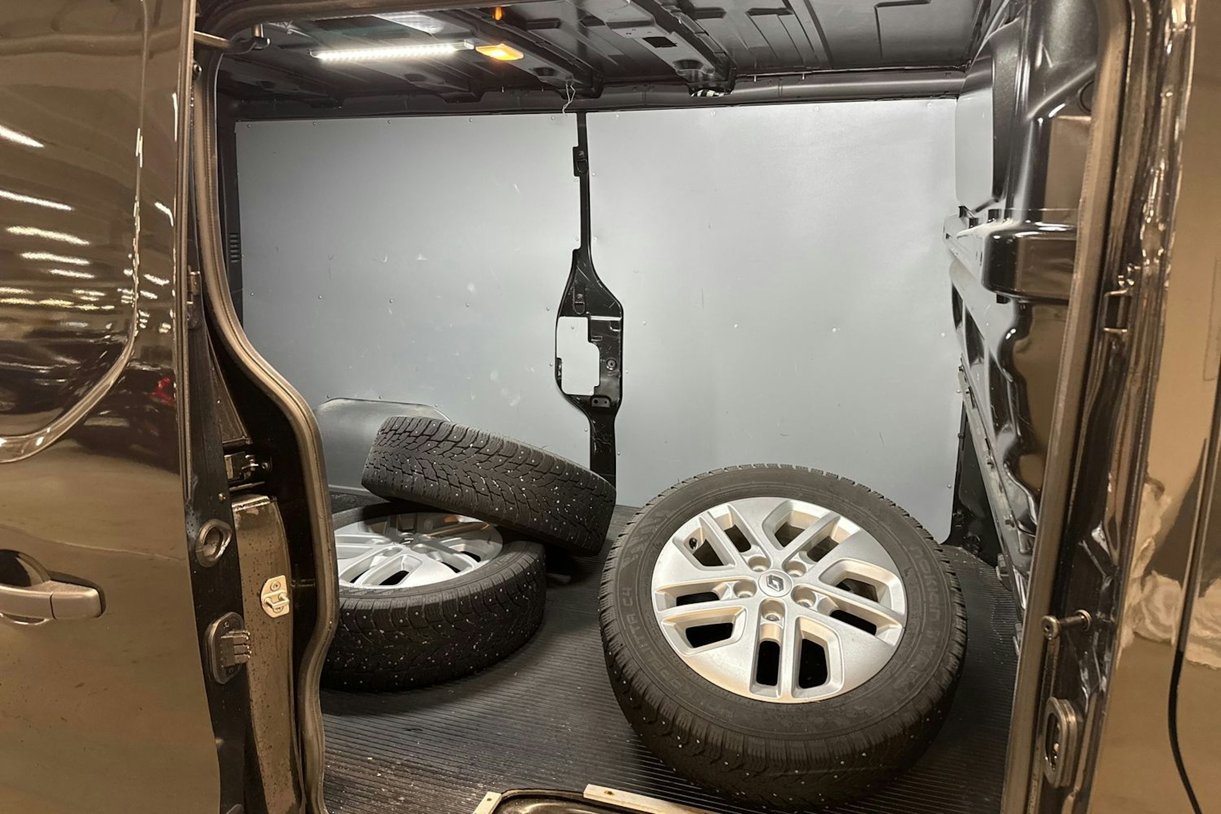 musta Renault Trafic 2023 kuva 13.