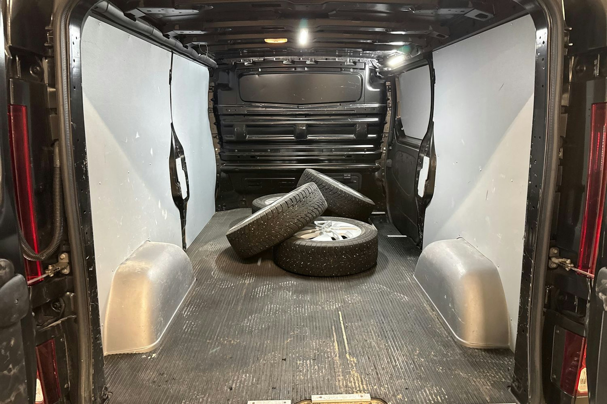 musta Renault Trafic 2023 kuva 14.
