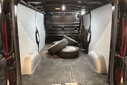 musta Renault Trafic 2023 kuva 14.