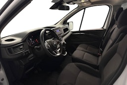 valkoinen Renault Trafic 2023 kuva 6.