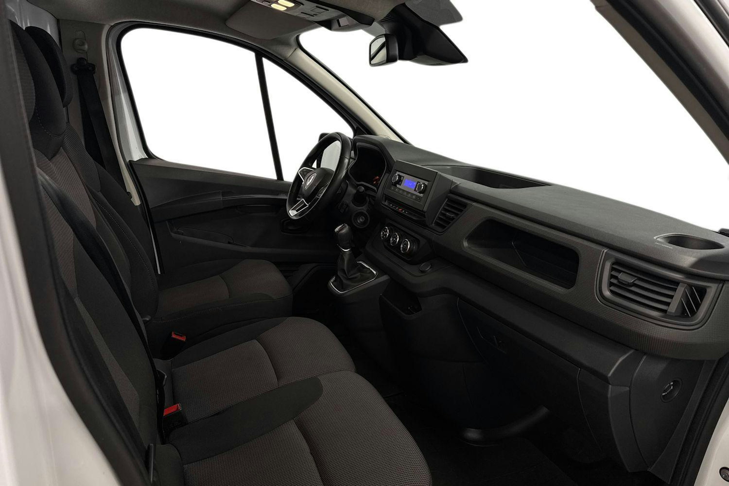 valkoinen Renault Trafic 2023 kuva 7.
