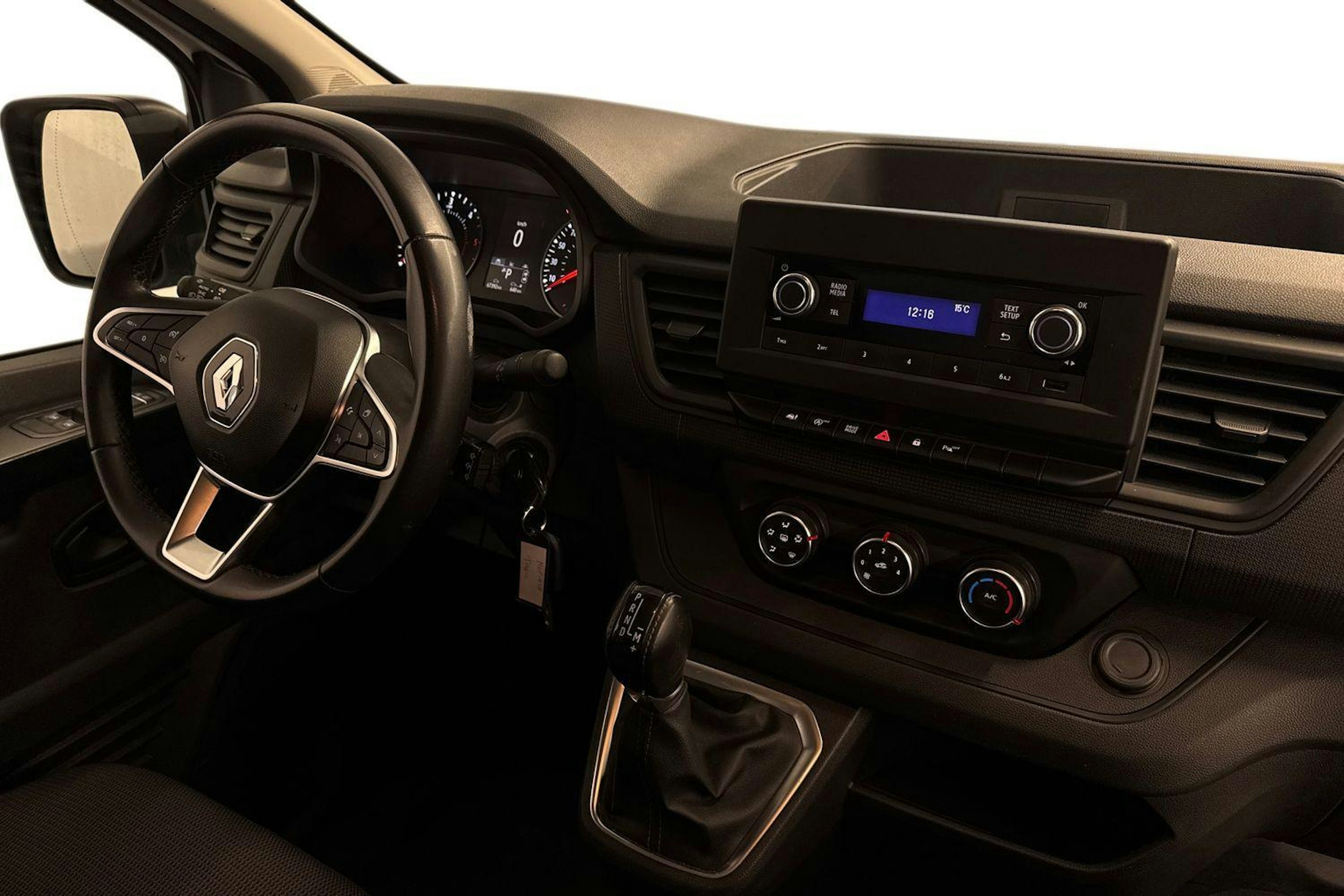 valkoinen Renault Trafic 2023 kuva 8.