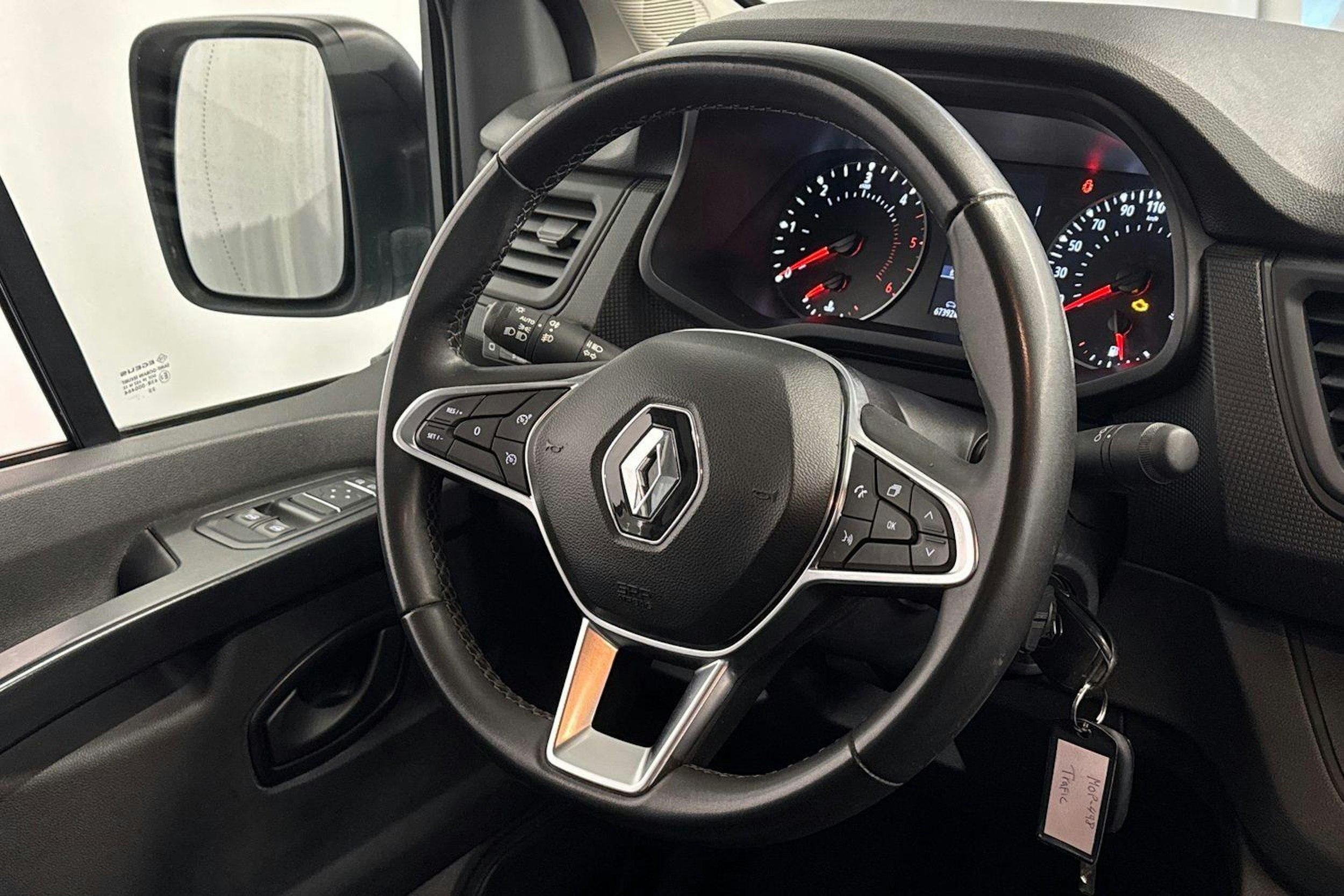 valkoinen Renault Trafic 2023 kuva 10.