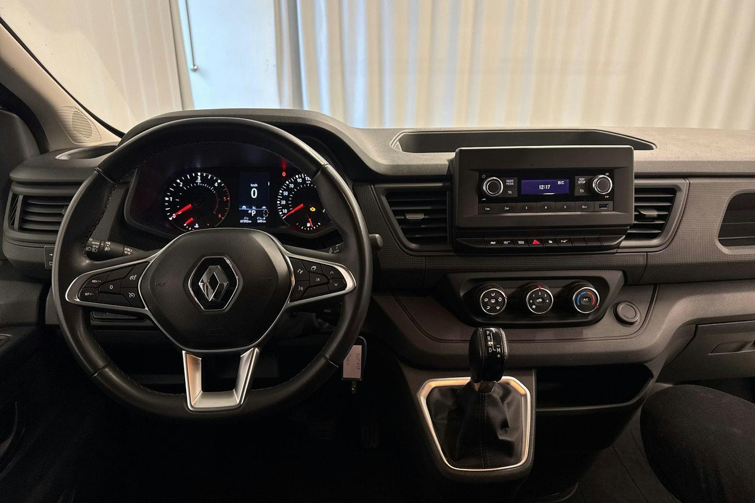 valkoinen Renault Trafic 2023 kuva 11.