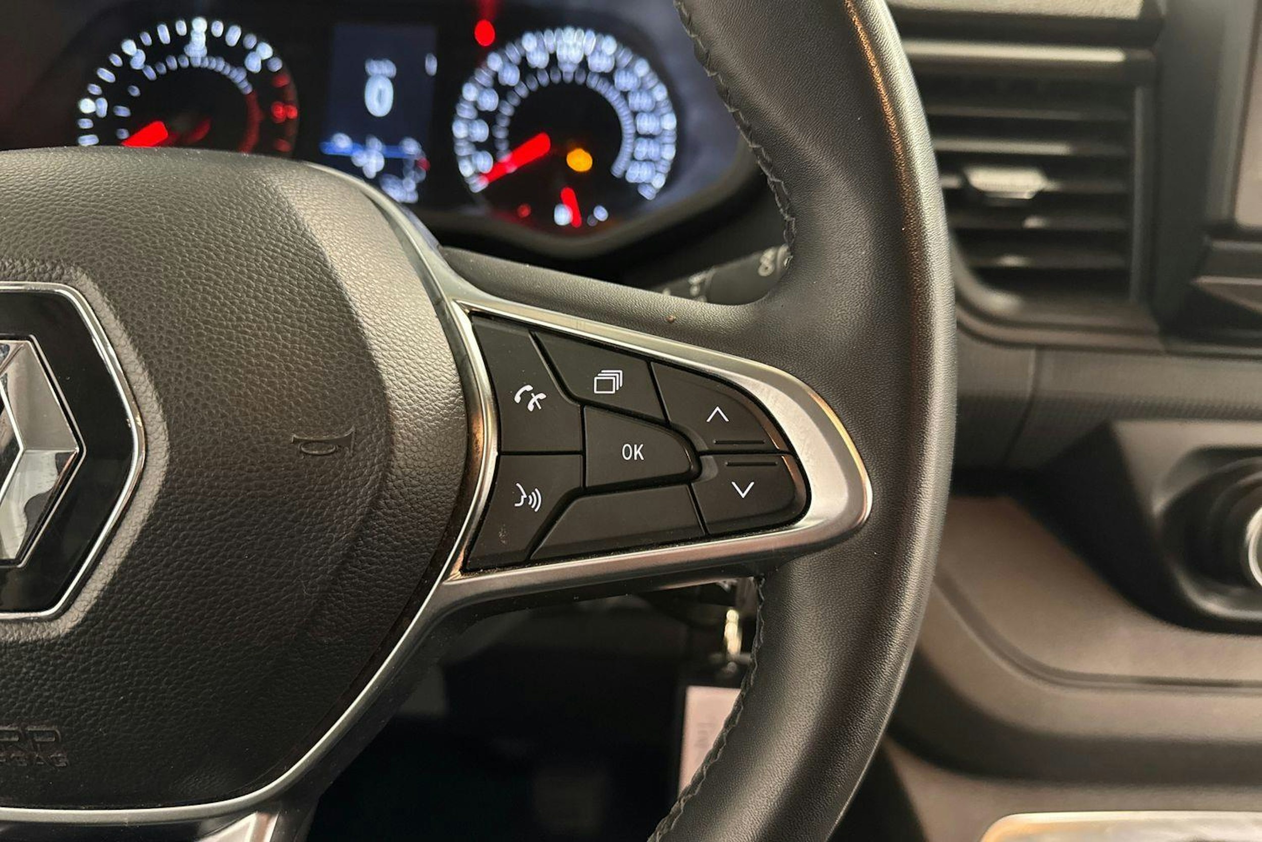 valkoinen Renault Trafic 2023 kuva 13.