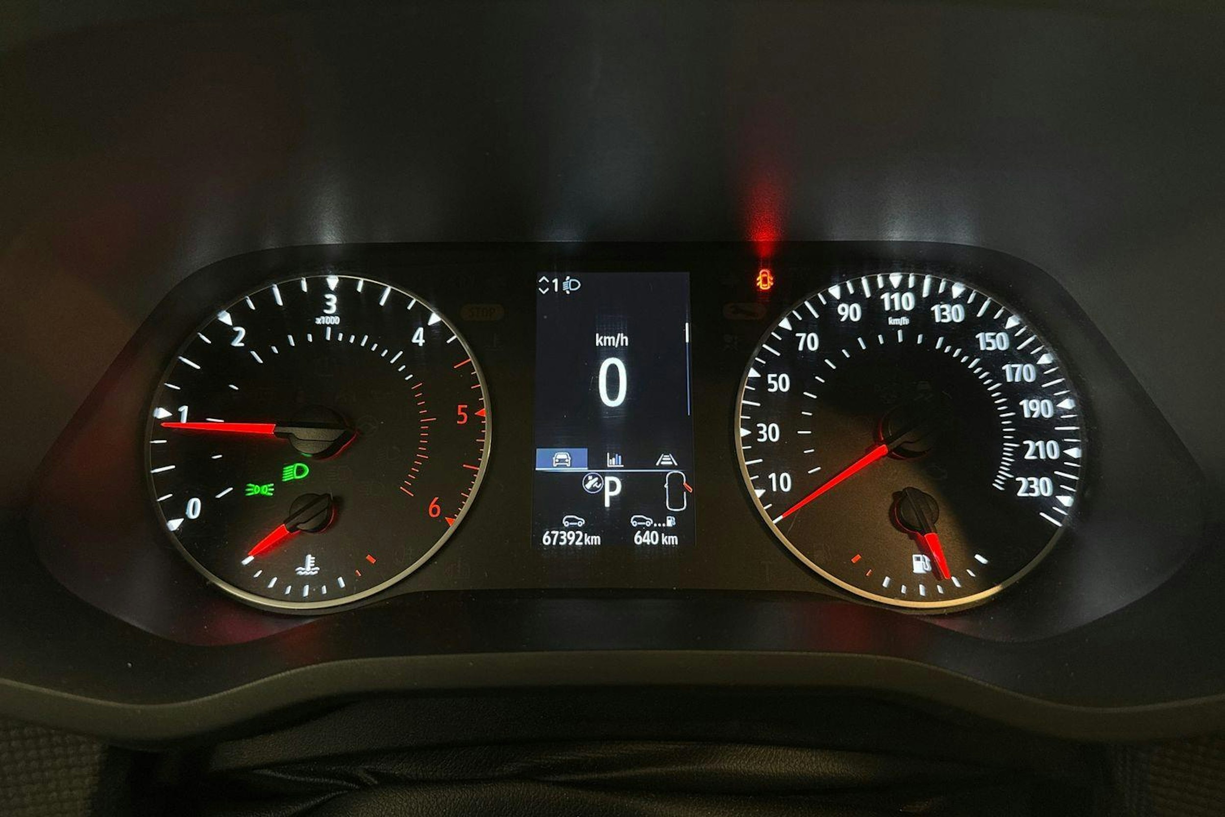 valkoinen Renault Trafic 2023 kuva 14.