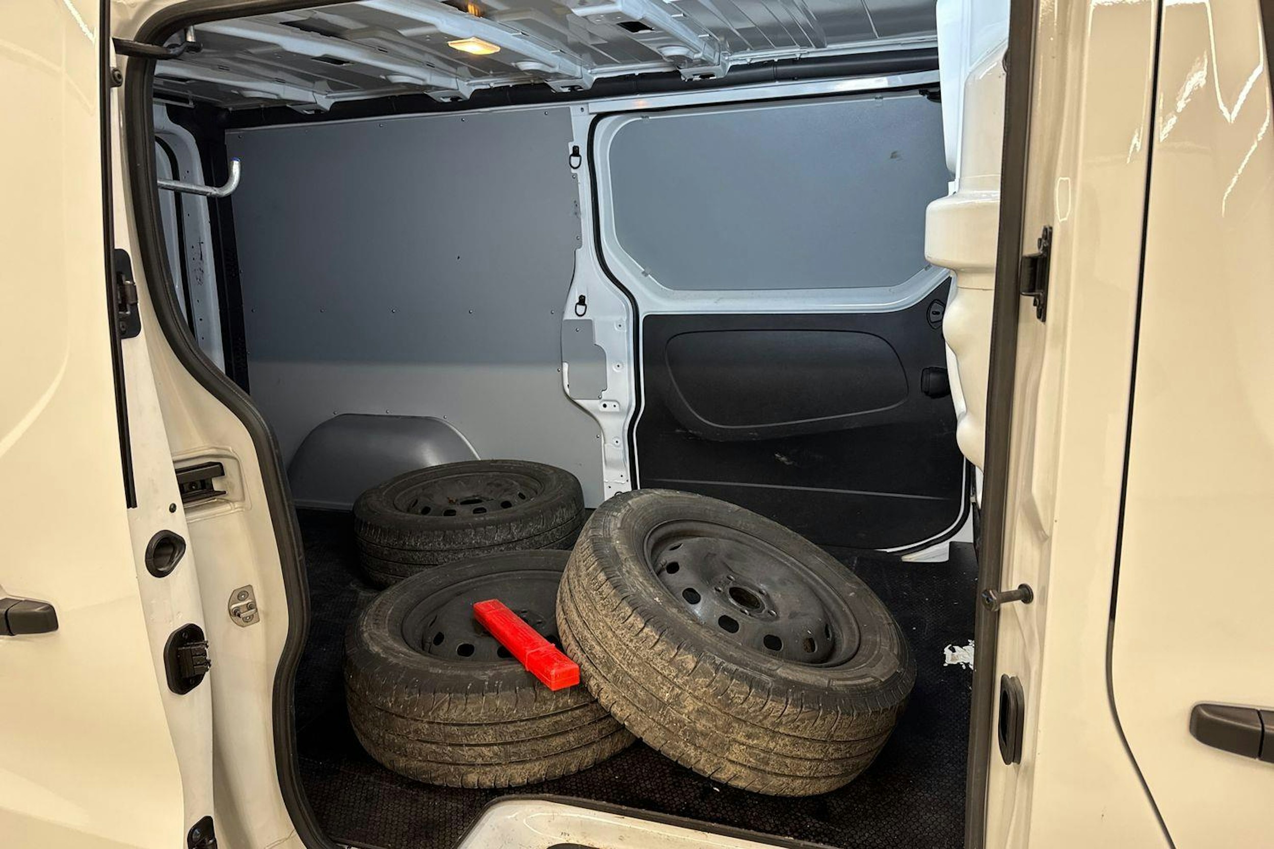 valkoinen Renault Trafic 2023 kuva 15.