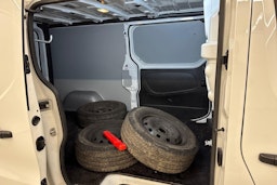 valkoinen Renault Trafic 2023 kuva 15.