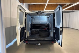 valkoinen Renault Trafic 2023 kuva 16.