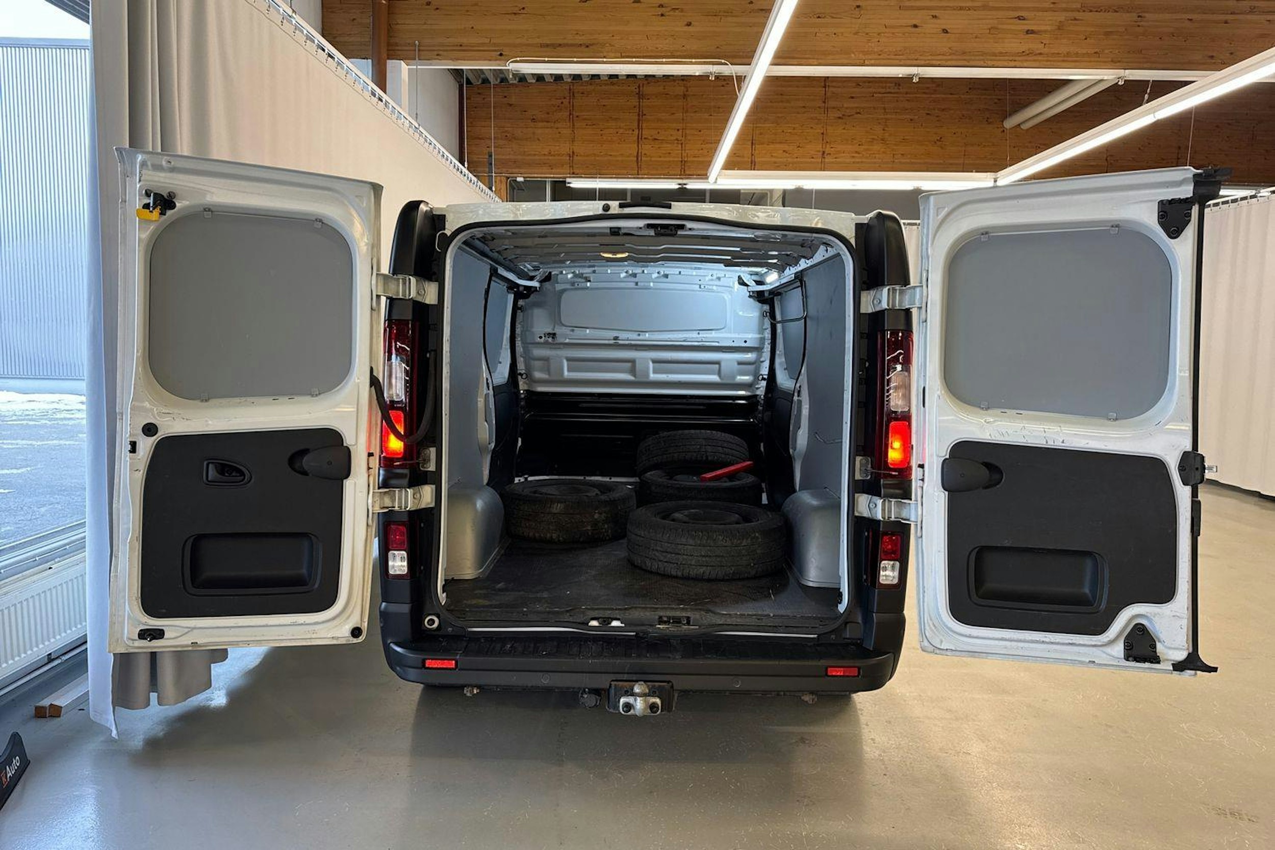 valkoinen Renault Trafic 2023 kuva 17.