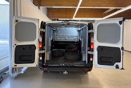 valkoinen Renault Trafic 2023 kuva 17.