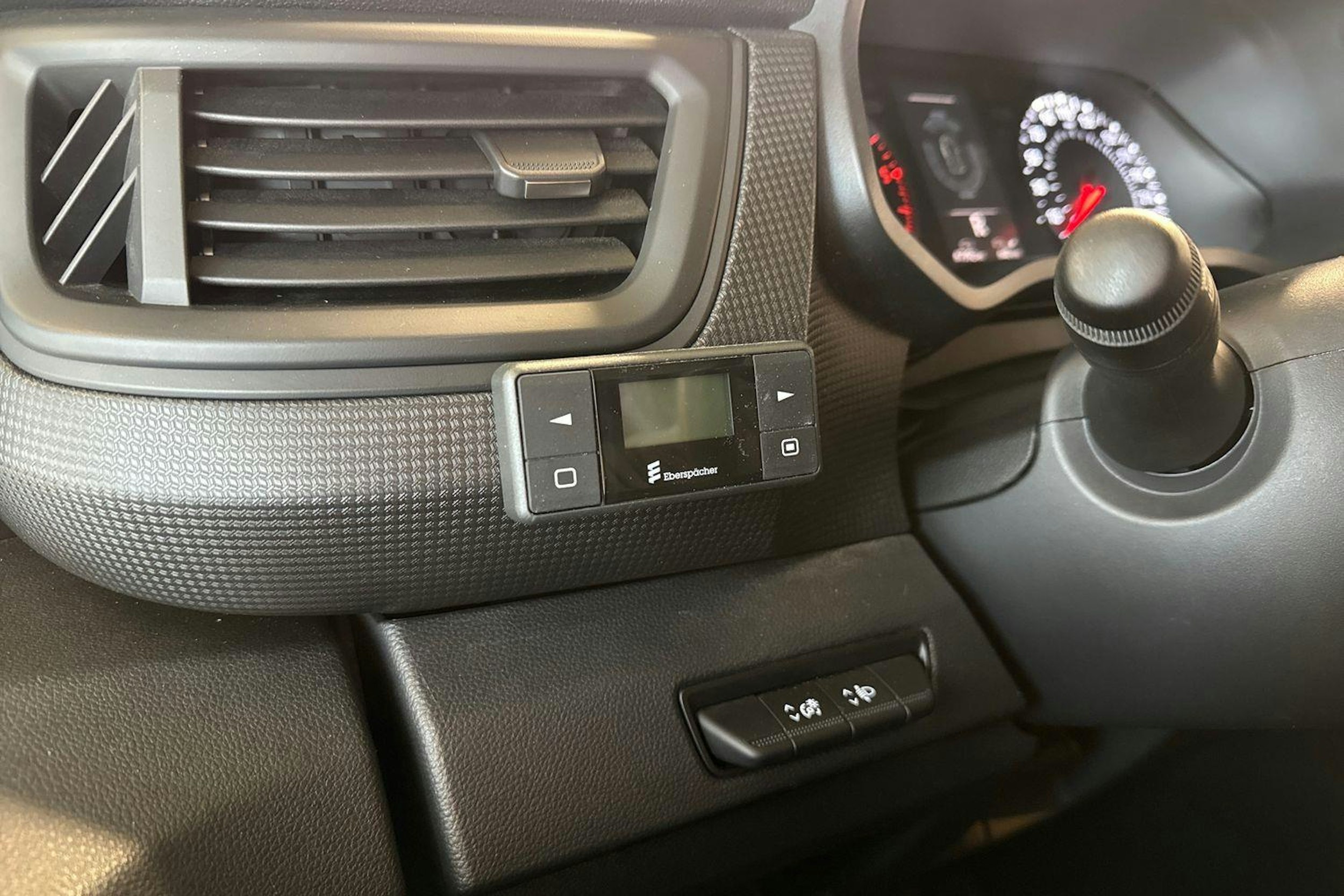 valkoinen Renault Trafic 2023 kuva 19.