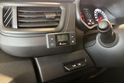 valkoinen Renault Trafic 2023 kuva 19.