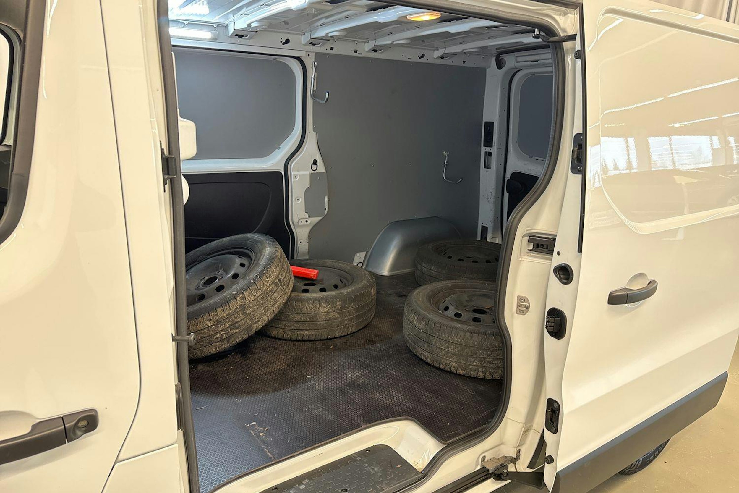 valkoinen Renault Trafic 2023 kuva 20.