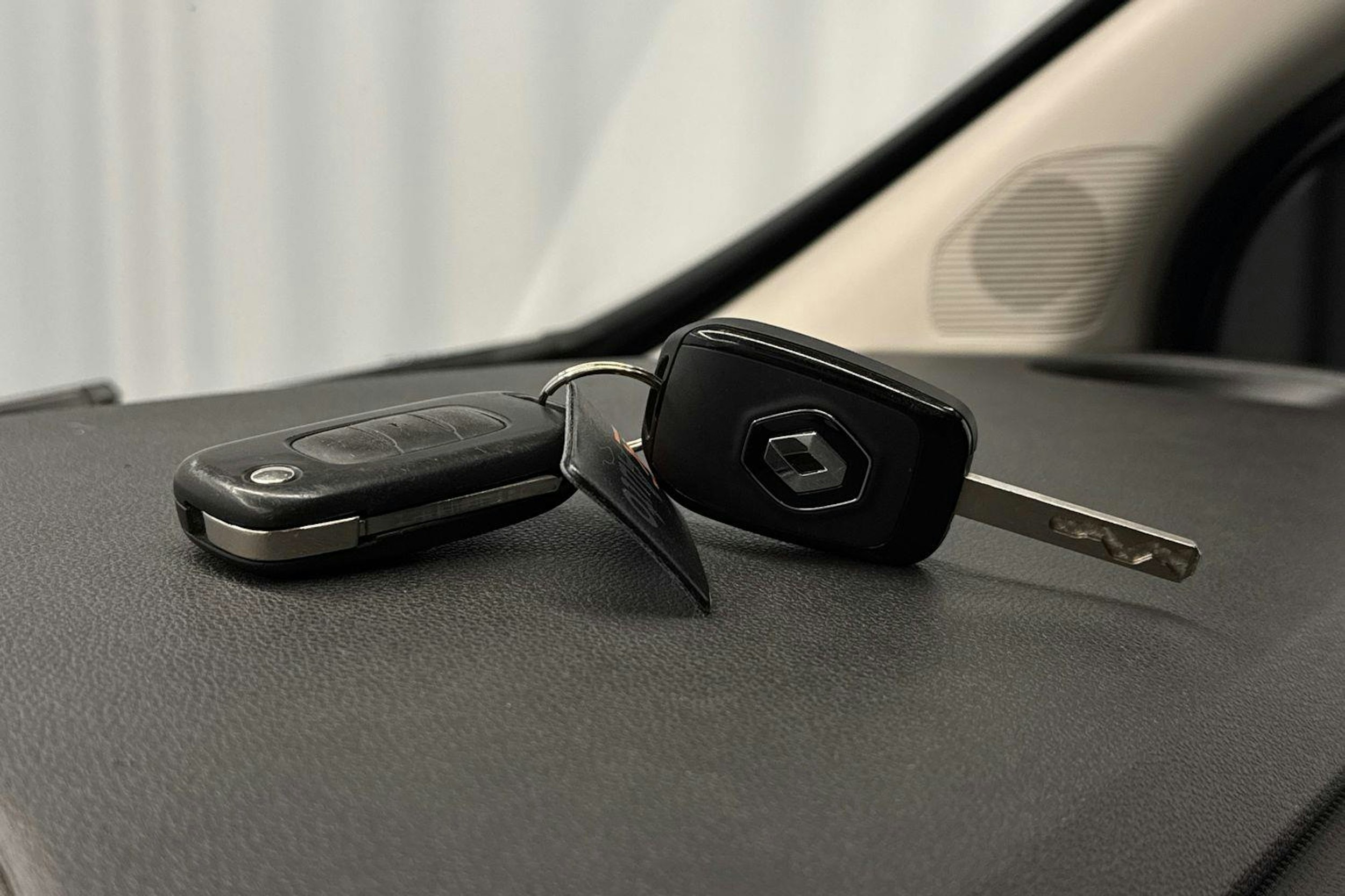 valkoinen Renault Trafic 2023 kuva 21.