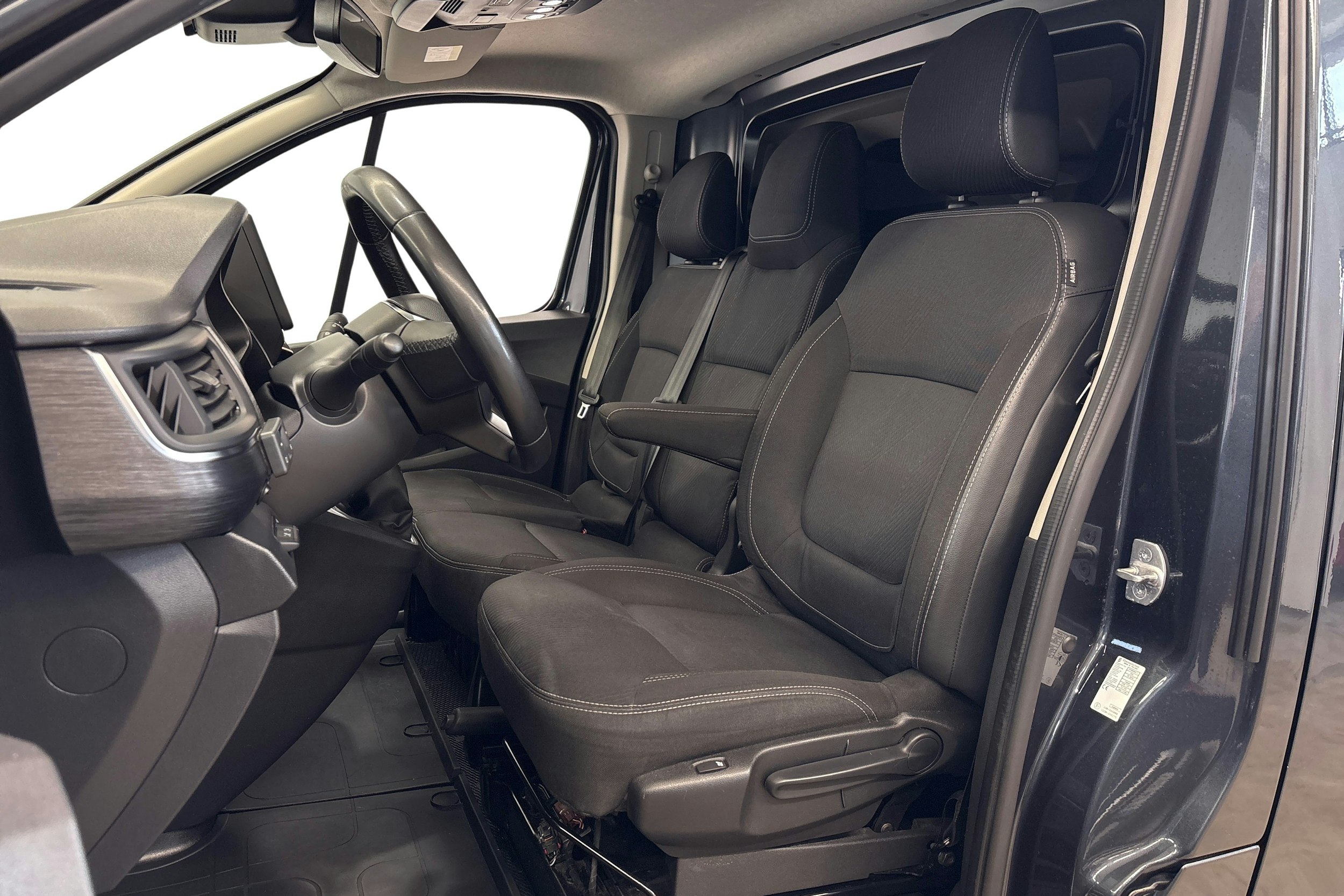 harmaa Renault Trafic 2023 kuva 8.