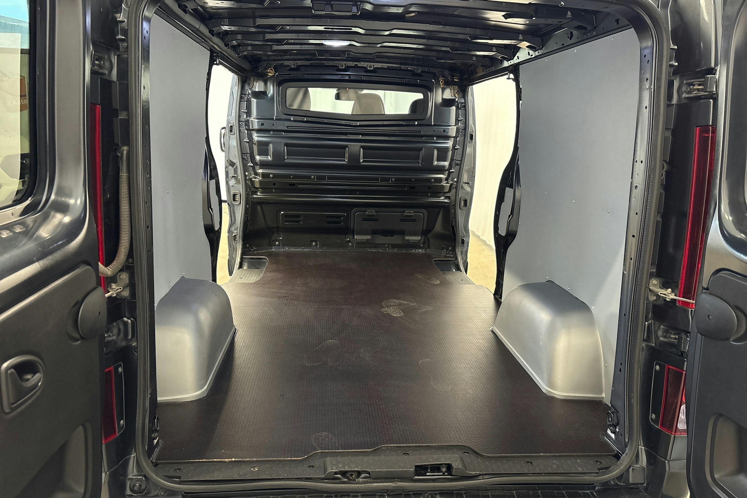 harmaa Renault Trafic 2023 kuva 10.
