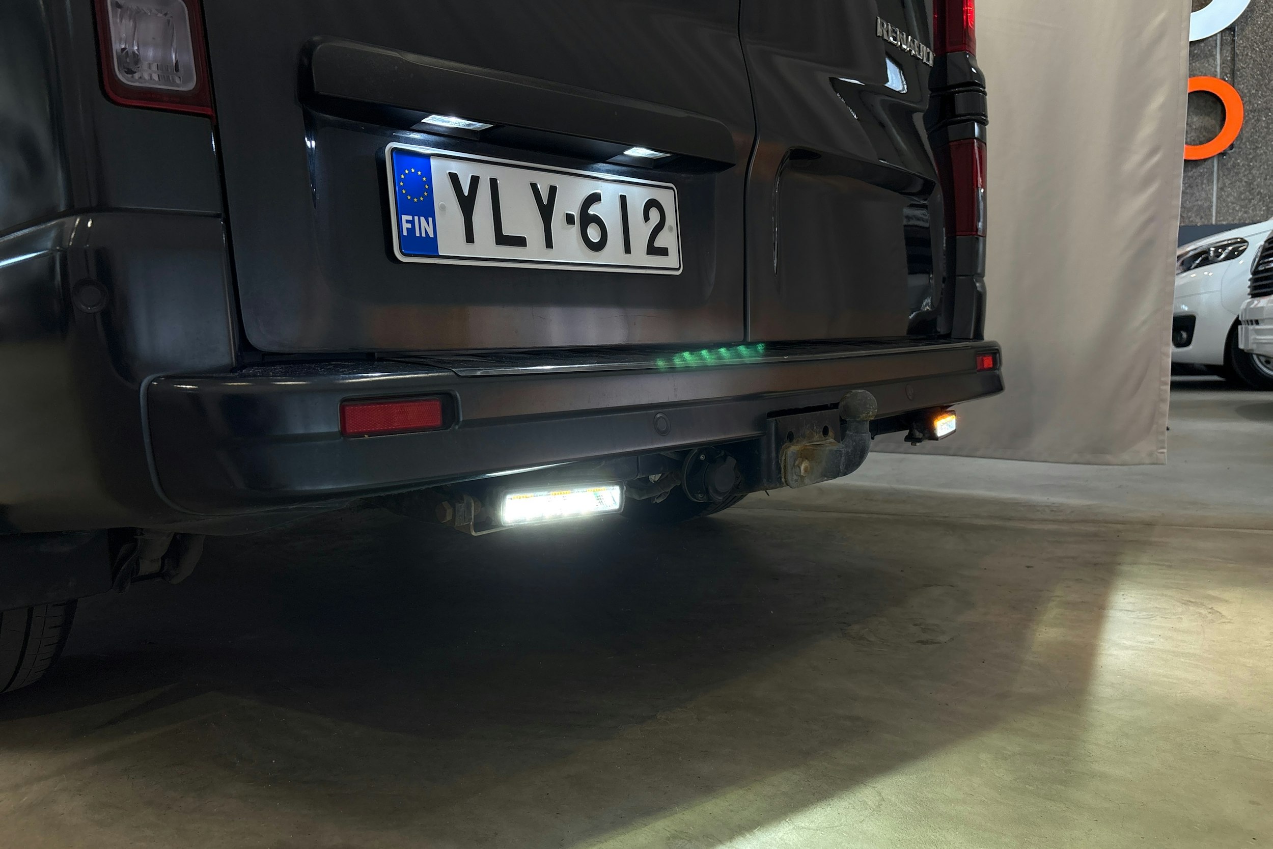 harmaa Renault Trafic 2023 kuva 21.