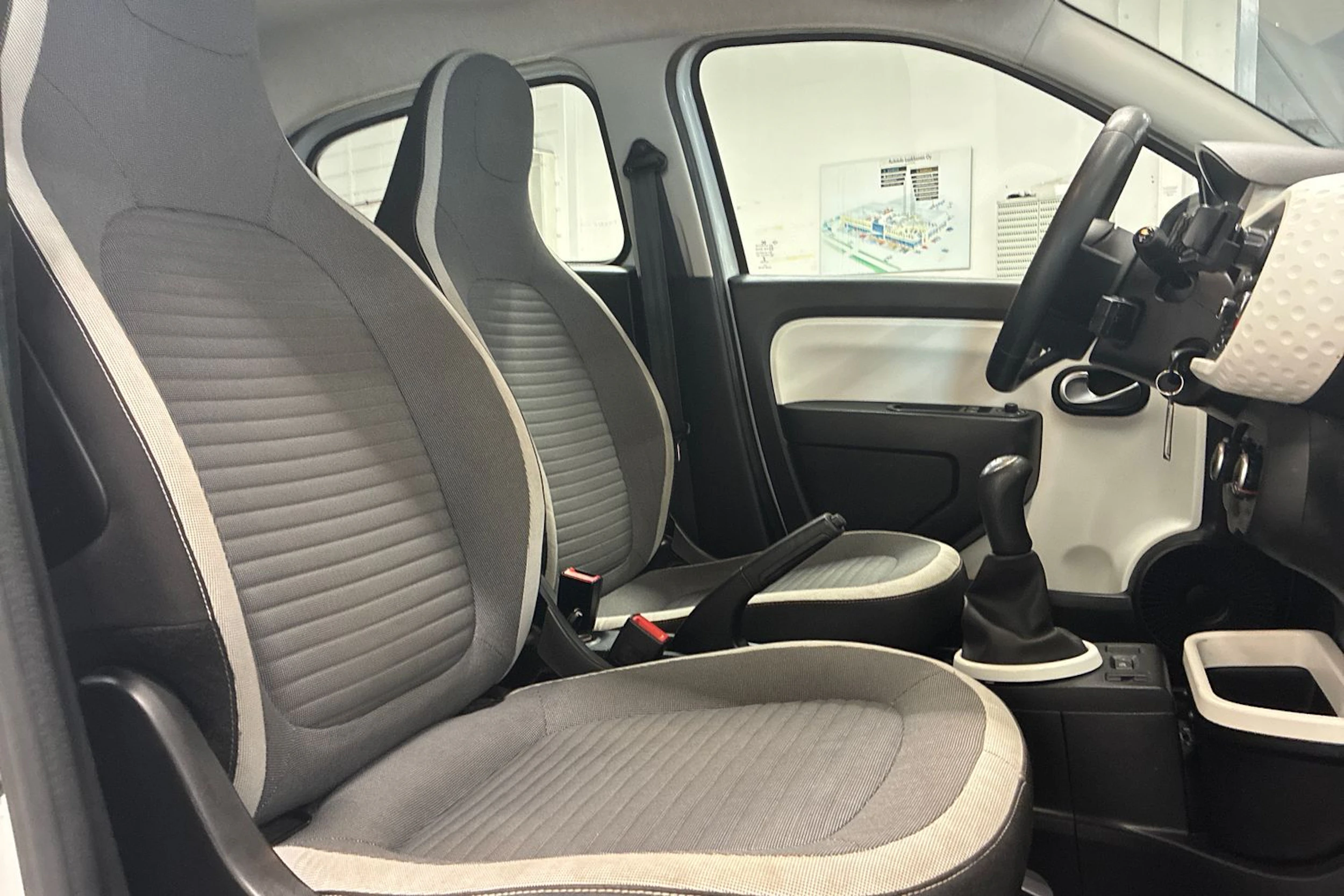 valkoinen Renault Twingo 2017 kuva 27.