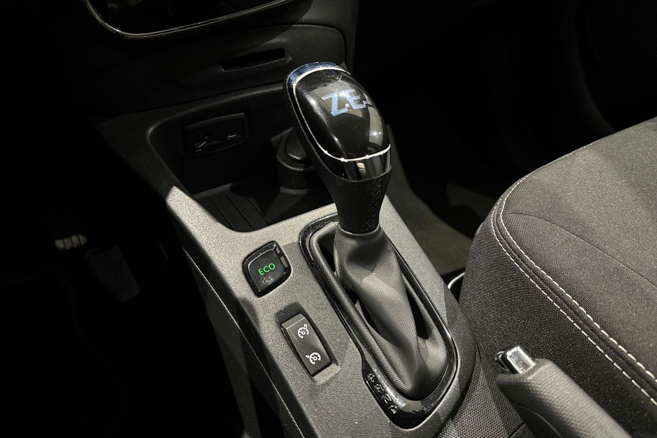 Punainen Renault ZOE 2017 kuva 24.