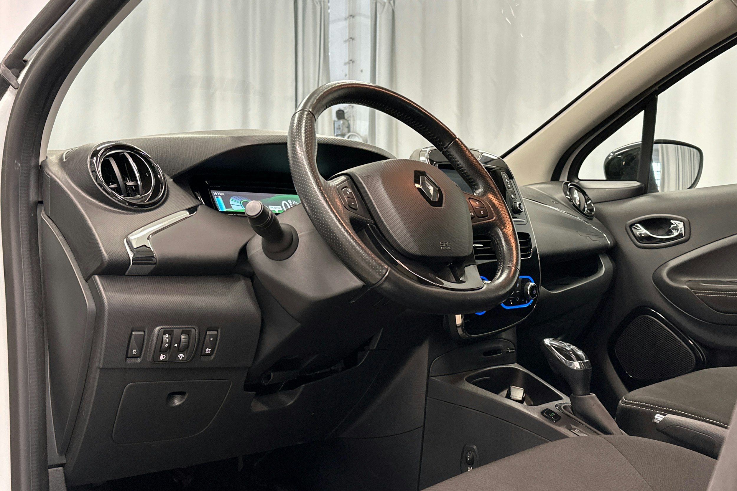 valkoinen Renault Zoe 2019 kuva 3.