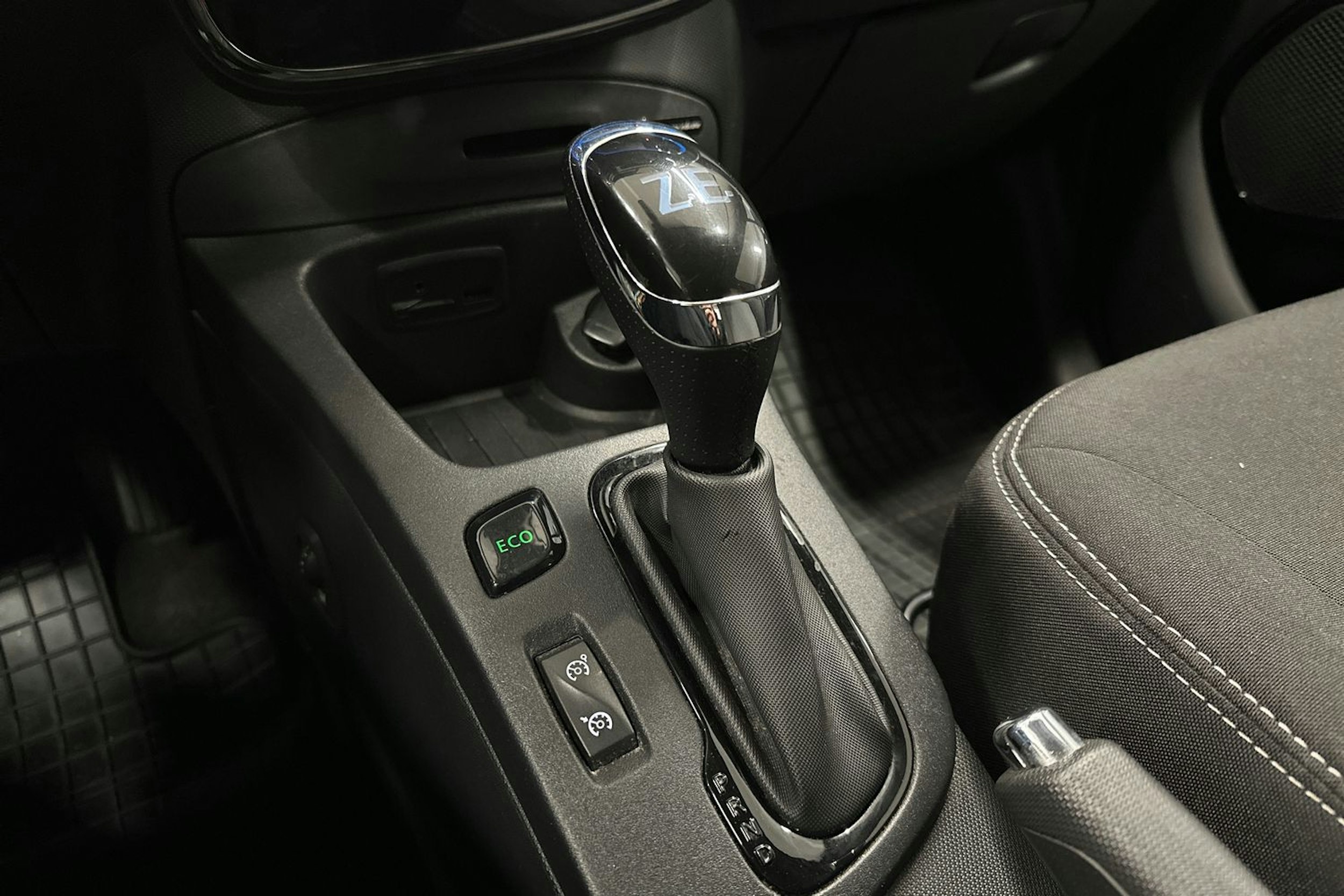 valkoinen Renault Zoe 2019 kuva 19.
