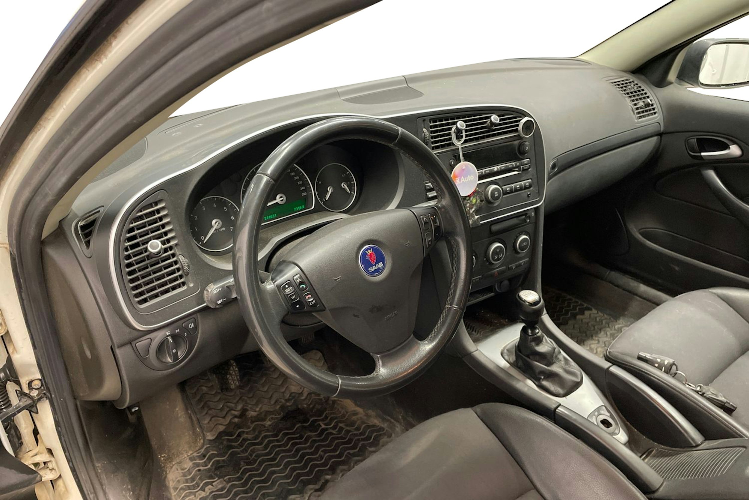 Valkoinen Saab 9-3 2009 kuva 6.