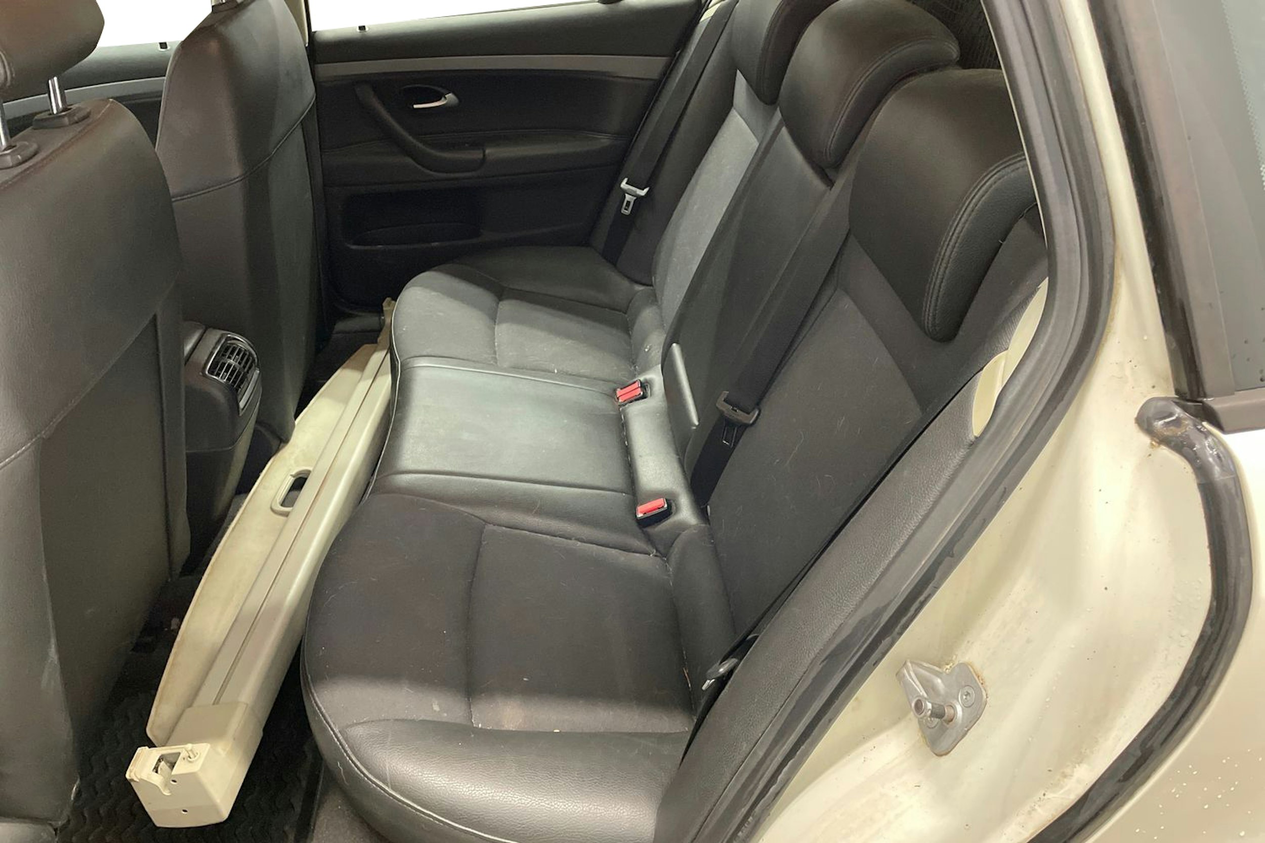 Valkoinen Saab 9-3 2009 kuva 8.