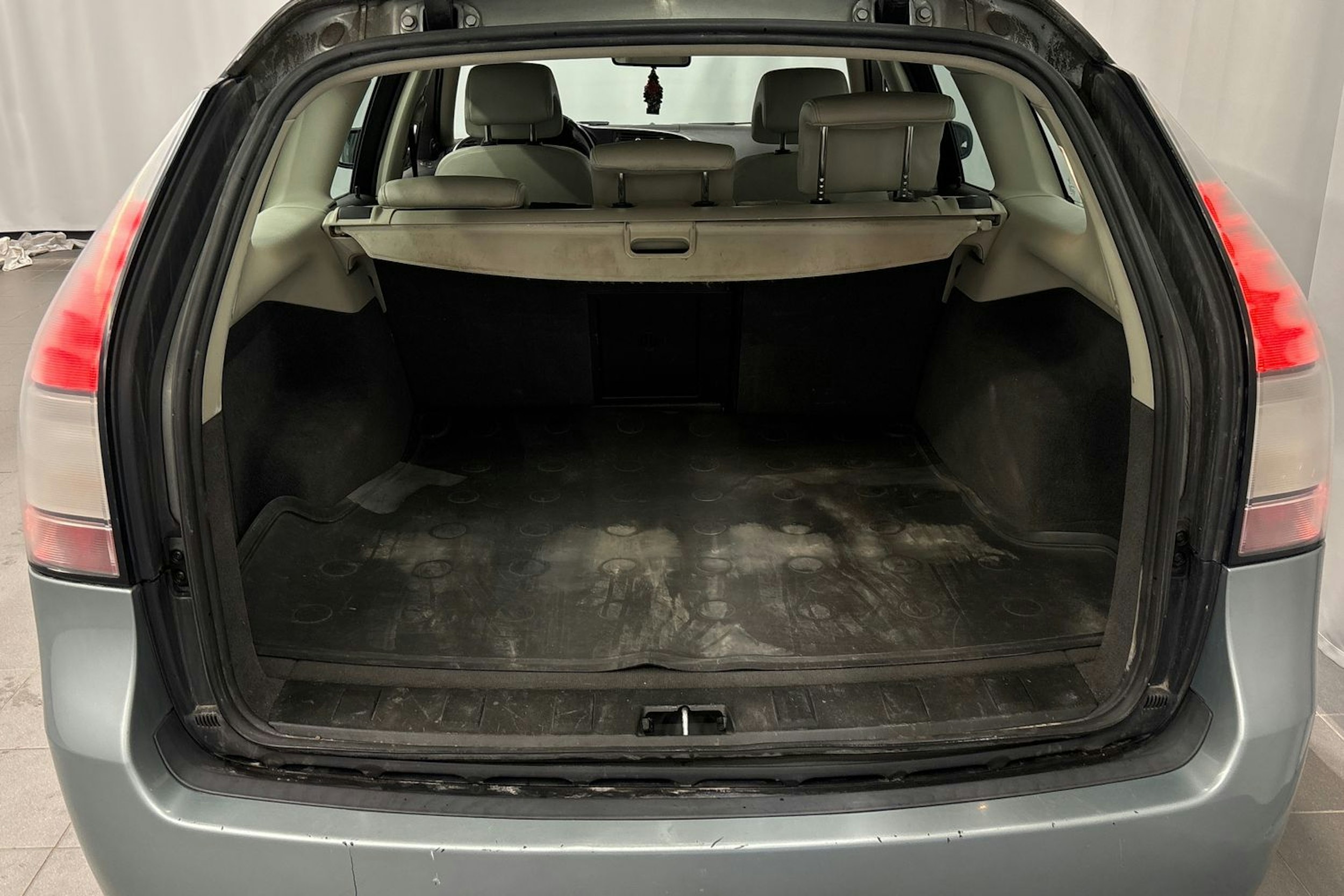 harmaa Saab 9-3 2010 kuva 13.