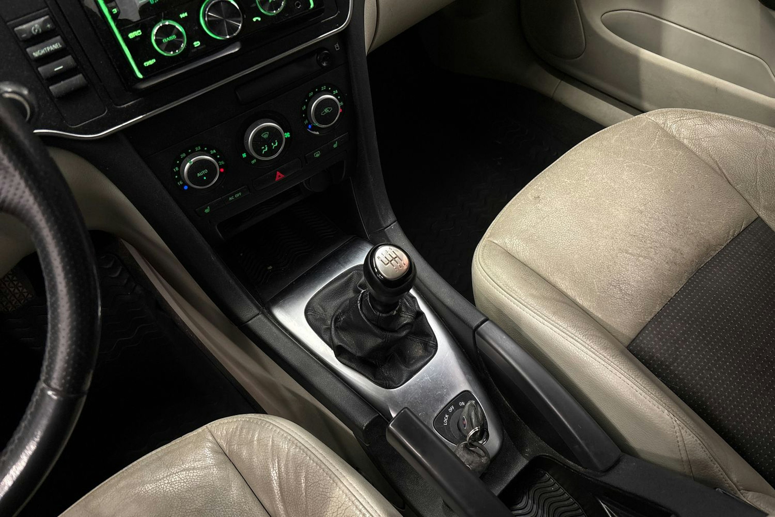 harmaa Saab 9-3 2010 kuva 18.