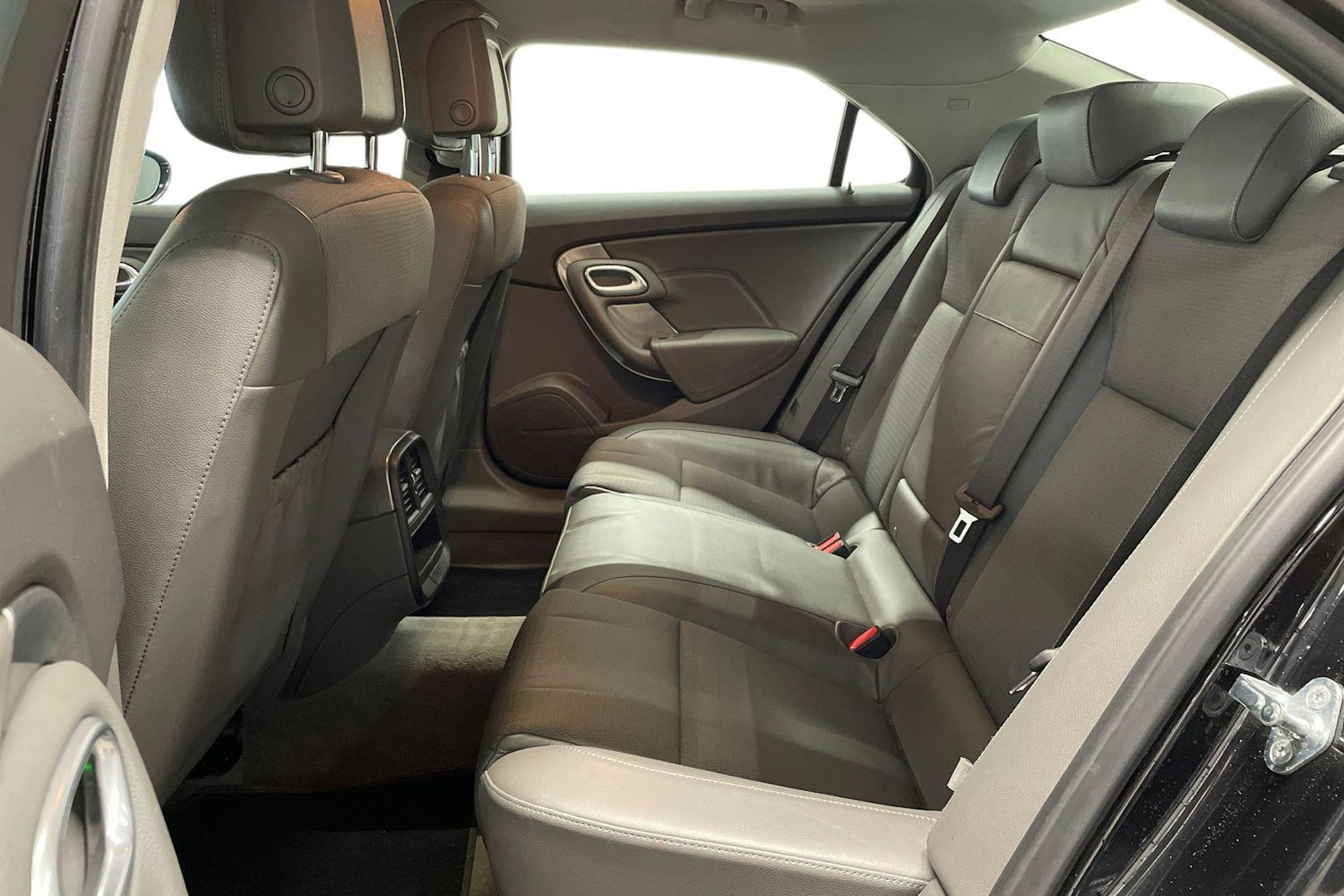 musta Saab 9-5 2010 kuva 10.