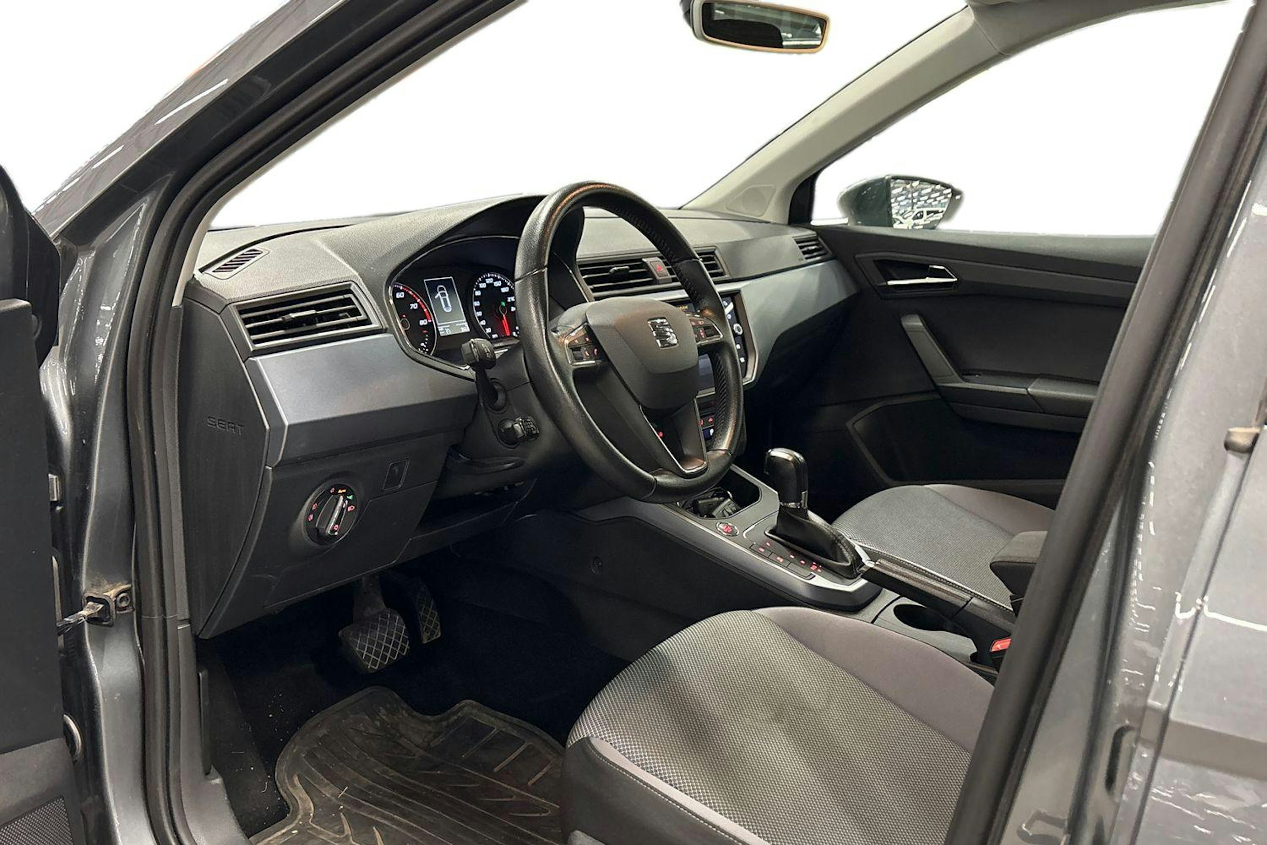 harmaa SEAT Arona 2018 kuva 3.