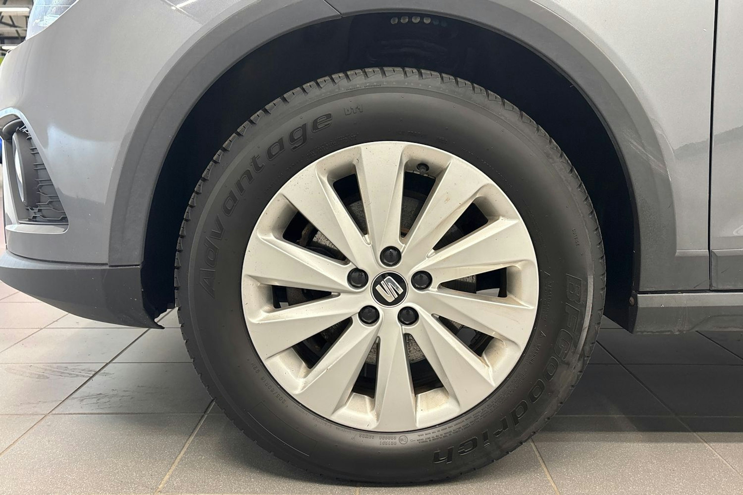 harmaa SEAT Arona 2018 kuva 11.