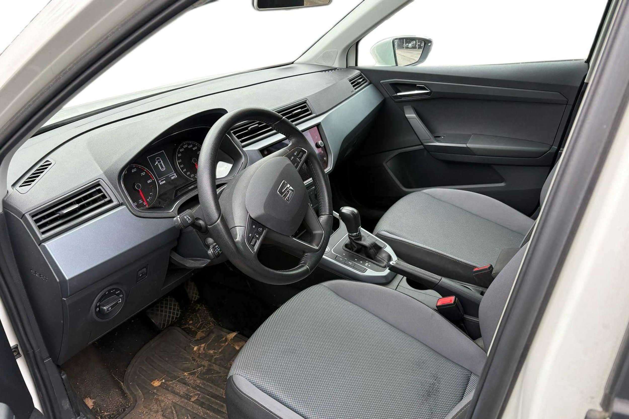 valkoinen SEAT Arona 2018 kuva 3.