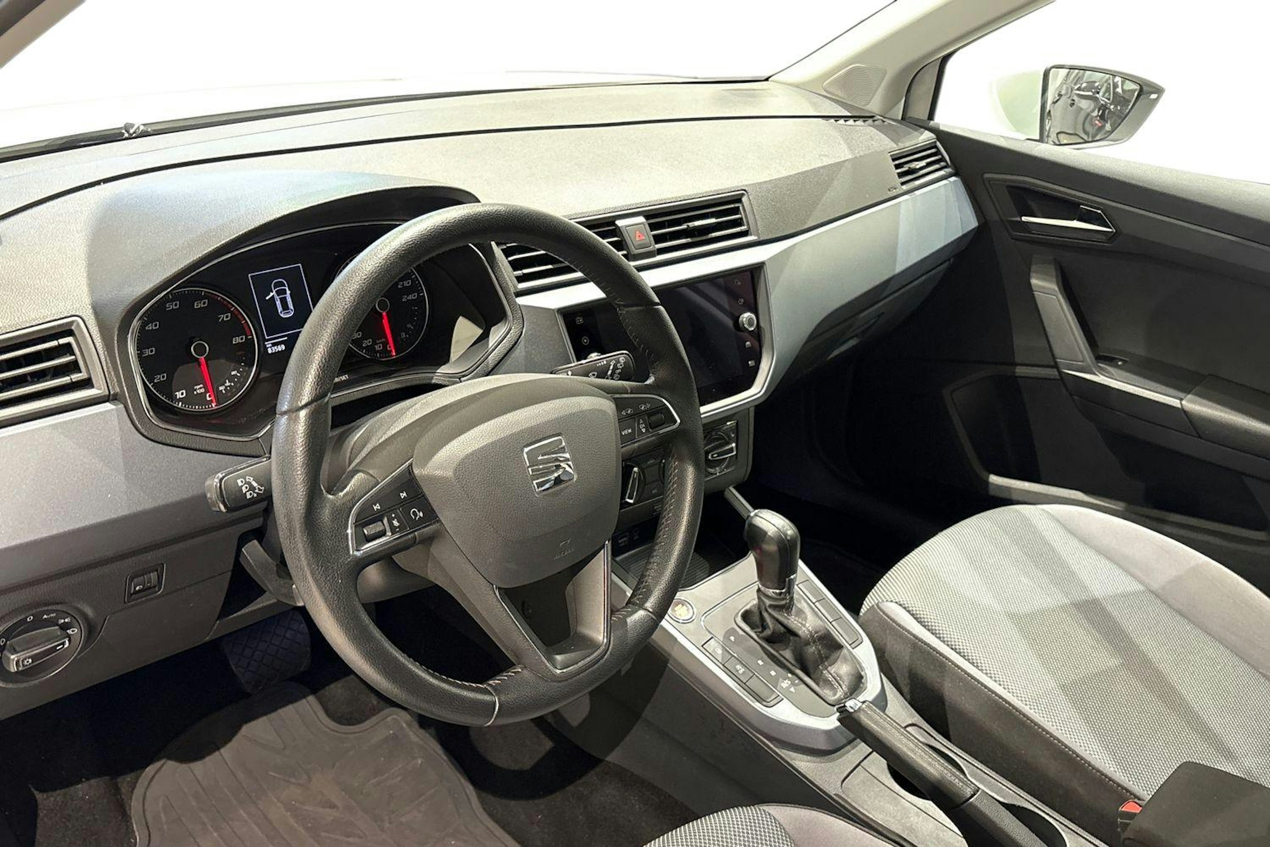 valkoinen SEAT Arona 2018 kuva 7.
